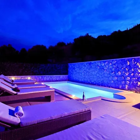 Holiday-home-with-private-heated-pool شقة