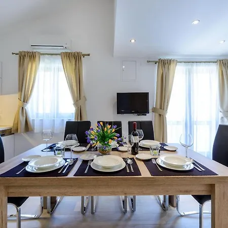 Holiday-home-with-private-heated-pool دوبروفينك