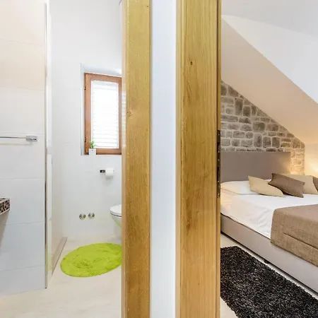 Holiday-home-with-private-heated-pool شقة