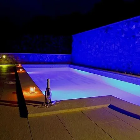 Lejlighed Holiday-home-with-private-heated-pool